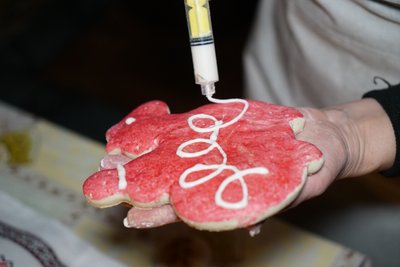Наталія Кабашна розмальовує "панянок" Наталія Кабашна розмальовує "панянок"