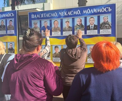 Рідні військових на "Алеї надії" в Краснокутську
