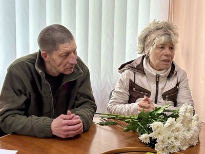 Звільненого з дворічного полону бійця Руслана Бабенка зустріли на Рівненщині Звільненого з дворічного полону бійця Руслана Бабенка зустріли на Рівненщині