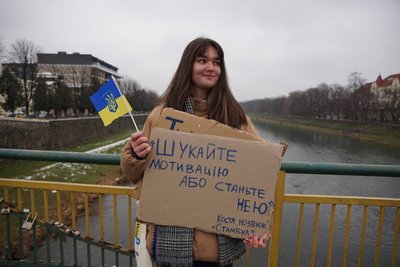 "Ланцюг єдності" утворили на пішохідному мосту в Ужгороді "Ланцюг єдності" утворили на пішохідному мосту в Ужгороді