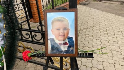 У Кривому Розі попрощалися із загиблими внаслідок атаки РФ Тимофієм, Нікітою, Аріною, Сергієм, Микитою та Костянтином