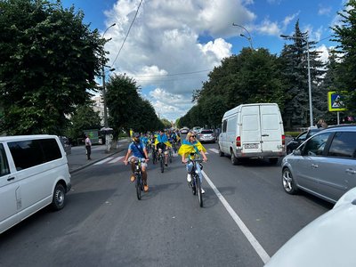 Жителі Звягельської громади із національною символікою проїхалися центральними вулицями міста Жителі Звягельської громади із національною символікою проїхалися центральними вулицями міста