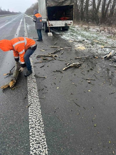 Через снігопади на Житомирщині та в Житомирі другу добу прибирають дороги й вулиці Через снігопади на Житомирщині та в Житомирі другу добу прибирають дороги й вулиці
