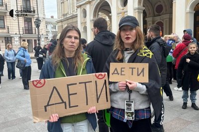 В Одесі вшанували пам'ять загиблих у маріупольському драмтеатрі В Одесі вшанували пам'ять загиблих у маріупольському драмтеатрі
