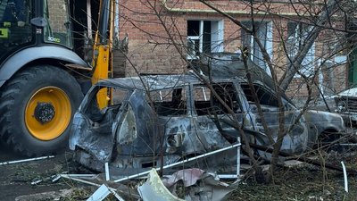 Чотири автомобілі пошкоджено черед російську атаку Чотири автомобілі пошкоджено черед російську атаку