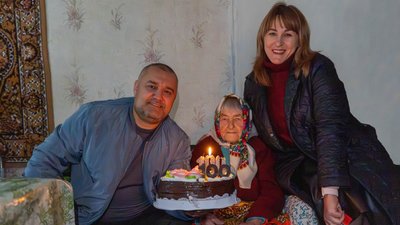 Сама порається по господарству, пече пироги та шиє без окулярів: жителька Сосниці, що на Чернігівщині, святкує 100 років Сама порається по господарству, пече пироги та шиє без окулярів: жителька Сосниці, що на Чернігівщині, святкує 100 років