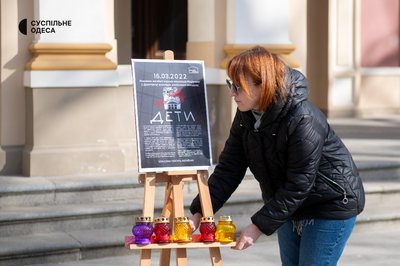 В Одесі вшанували пам’ять загиблих під час бомбардування Драмтеатру в Маріуполі В Одесі вшанували пам’ять загиблих під час бомбардування Драмтеатру в Маріуполі