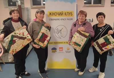 Жінки з "Жіночого клубу" на Харківщині та їхні вироби Жінки з "Жіночого клубу" на Харківщині та їхні вироби