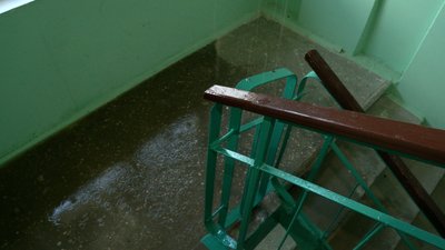 Після дощу вода затопила квартиру у Чернігові: люди нарікають на комунальників Після дощу вода затопила квартиру у Чернігові: люди нарікають на комунальників