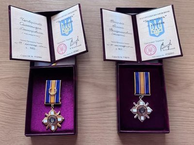 У Самару на Дніпропетровщині рідним загиблих військових передали державні нагороди бійців У Самару на Дніпропетровщині рідним загиблих військових передали державні нагороди бійців