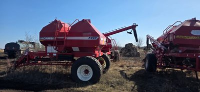 На полі у Лозівському районі працює техніка На полі у Лозівському районі працює техніка