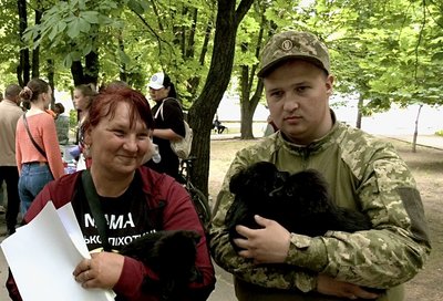 Місцева жителька Олена (ліворуч) на виставці-прилаштуванні Місцева жителька Олена (ліворуч) на виставці-прилаштуванні