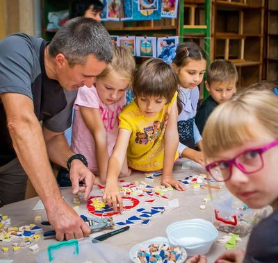 Діти створюють мозаїку на майстер-класі Діти створюють мозаїку на майстер-класі