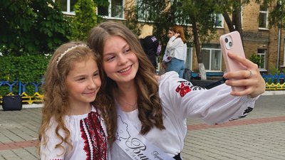 На Кіровоградщині для понад пʼяти тисяч випускників пролунав останній дзвоник На Кіровоградщині для понад пʼяти тисяч випускників пролунав останній дзвоник