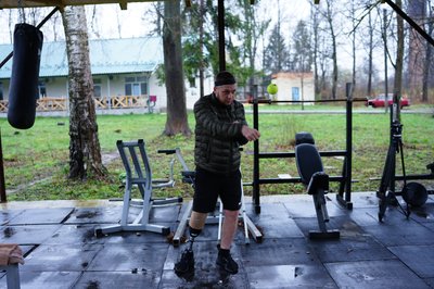 “Не можу повноцінно робити навіть базові вправи”: як військовий на Буковині після ампутації повертається до спорту “Не можу повноцінно робити навіть базові вправи”: як військовий на Буковині після ампутації повертається до спорту