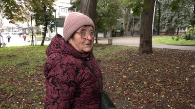Приймають по шість гривень за кілограм: як люди збирають каштани у Рівному