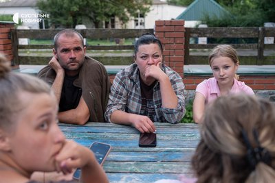 Близька подруга та кума молодшого з братів Мосейчуків Ольга Метельска у Калинівці, Київщина, 13 липня 2026 року Близька подруга та кума молодшого з братів Мосейчуків Ольга Метельска у Калинівці, Київщина, 13 липня 2026 року