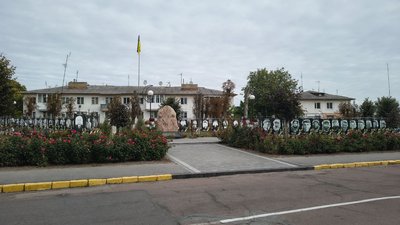 В місті на Житомирщині на Алеї пам’яті померлому воїну не ставлять банер: чому і що про це відомо В місті на Житомирщині на Алеї пам’яті померлому воїну не ставлять банер: чому і що про це відомо
