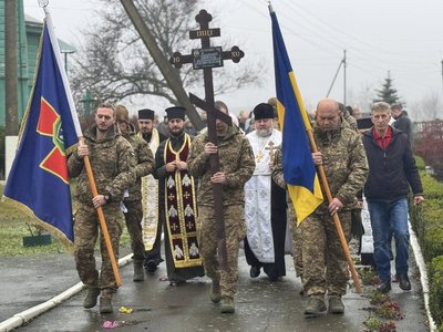 Вшанували хвилиною мовчання: у селі на Черкащині попрощалися із загиблим командиром Вшанували хвилиною мовчання: у селі на Черкащині попрощалися із загиблим командиром