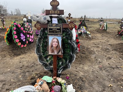 "Ми гуляли, на ковзанку ходили": спогади про вбиту російською армією 14-річну Аню Кушнарьову з Сум "Ми гуляли, на ковзанку ходили": спогади про вбиту російською армією 14-річну Аню Кушнарьову з Сум