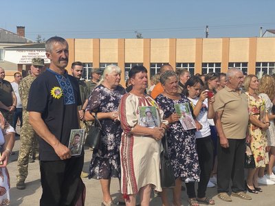 У Пулинах на Житомирщині відкрили меморіальне місце в пам'ять про полеглих захисників У Пулинах на Житомирщині відкрили меморіальне місце в пам'ять про полеглих захисників