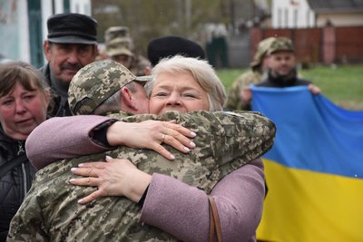 Звільненого з полону Василя Романчка зустріли у Гощанській громаді на Рівненщині Звільненого з полону Василя Романчка зустріли у Гощанській громаді на Рівненщині