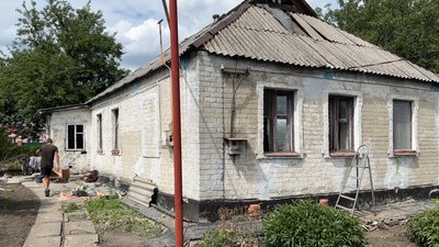 Удар армія РФ авіабомба "ФАБ-500" пошкоджений російським обстрілом будинок наслідки руйнування Селидове Донецька область Удар армія РФ авіабомба "ФАБ-500" пошкоджений російським обстрілом будинок наслідки руйнування Селидове Донецька область
