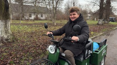 Соціальна працівниця Наталія Дячук опановує новий для неї вид транспорту — трицикл Соціальна працівниця Наталія Дячук опановує новий для неї вид транспорту — трицикл