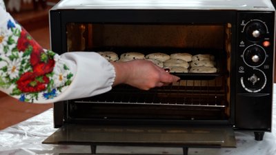 "Кулінарний спадок": як у поліському селі за родинним рецептом печуть коржі з чорницями "Кулінарний спадок": як у поліському селі за родинним рецептом печуть коржі з чорницями