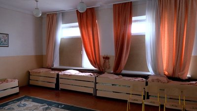 До 17 градусів в приміщенні: коли замінять пошкоджені від російського обстрілу вікна в дитячому садочку у Вінниці