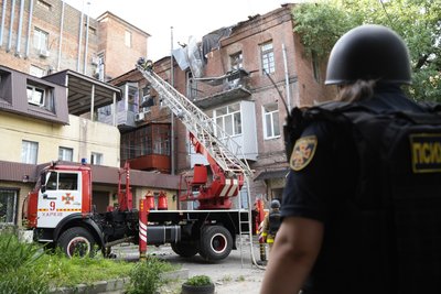 Рятувальники гасять пожежу у центрі Харкова після російського влучання 9 червня 2026 року Рятувальники гасять пожежу у центрі Харкова після російського влучання 9 червня 2026 року