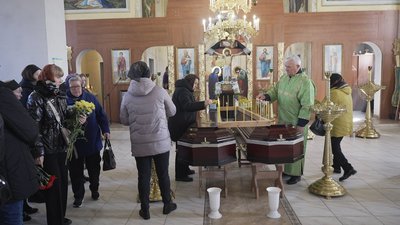 На Вінниччині попрощалися з подружжям, яке загинуло під час ракетного обстрілу столиці На Вінниччині попрощалися з подружжям, яке загинуло під час ракетного обстрілу столиці