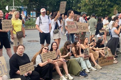 "Я дуже не люблю бути непочутою": в Одесі другий день поспіль відбувається акція проти відставки Михайла Федорова "Я дуже не люблю бути непочутою": в Одесі другий день поспіль відбувається акція проти відставки Михайла Федорова