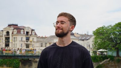 "Ужгород — це Крим без моря": інтерв'ю з митцем караїмського походження Езрою Пастором "Ужгород — це Крим без моря": інтерв'ю з митцем караїмського походження Езрою Пастором