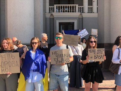 "Не звільняйте Федорова": у Києві та регіонах збираються мирні акції "Не звільняйте Федорова": у Києві та регіонах збираються мирні акції