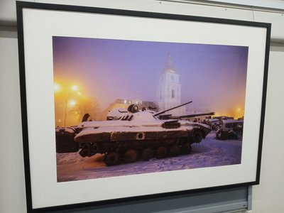 Фото — танк поблизу Михайлівського собору у Києві Фото — танк поблизу Михайлівського собору у Києві