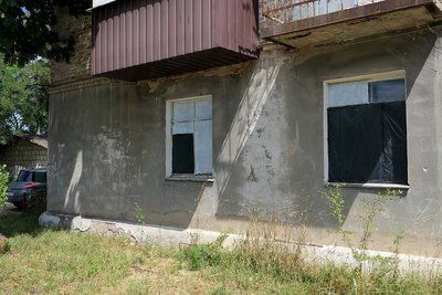 "Двері стирчать, скло полетіло": мешканці Шостки про російську атаку безпілотниками "Двері стирчать, скло полетіло": мешканці Шостки про російську атаку безпілотниками