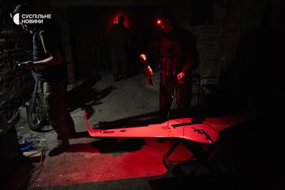 Військові екіпажу розвідувального дрона "Домаха" батальйону БС "Сапсани" 30 б30 ОМБр готують борт до нічного вильоту. Донеччина, травень 2026 року Військові екіпажу розвідувального дрона "Домаха" батальйону БС "Сапсани" 30 б30 ОМБр готують борт до нічного вильоту. Донеччина, травень 2026 року