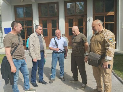 Працівники облцентру центру підготовки населення до національного спротиву прийшли на сесію облради 24 квітня 2025 року Працівники облцентру центру підготовки населення до національного спротиву прийшли на сесію облради 24 квітня 2025 року