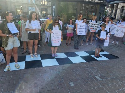 "На одних плечах війну не виграти": у Києві відбулася мирна акція за чіткі терміни служби "На одних плечах війну не виграти": у Києві відбулася мирна акція за чіткі терміни служби