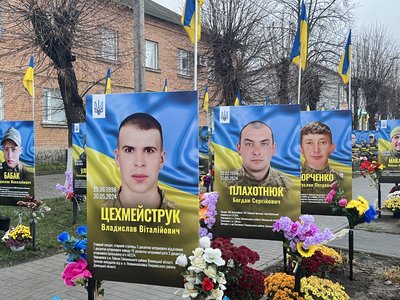 У громаді на Вінниччині оновили Алею Героїв: додали 85 портретів загиблих захисників У громаді на Вінниччині оновили Алею Героїв: додали 85 портретів загиблих захисників