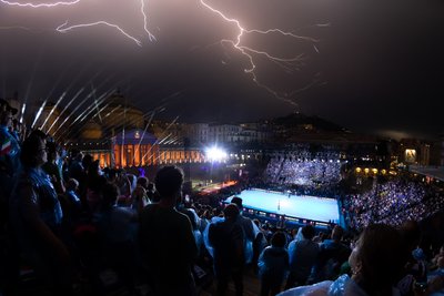 Блискавка впродовж матчу Італії та Швеції на Євро-2026 Блискавка впродовж матчу Італії та Швеції на Євро-2026