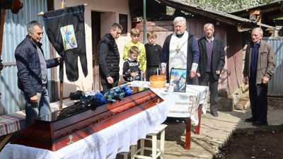 На Закарпатті попрощалися з полеглим захисником Василем Максимом На Закарпатті попрощалися з полеглим захисником Василем Максимом
