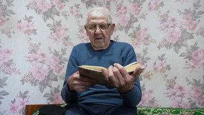 98-річний Іван Мельник з села Войнашівка, що на Вінниччині, читає книгу 98-річний Іван Мельник з села Войнашівка, що на Вінниччині, читає книгу