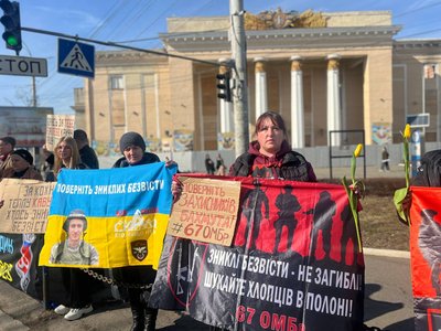Мирна акція у Вінниці: рідні полонених та зниклих безвісти закликали не забувати про захисників Мирна акція у Вінниці: рідні полонених та зниклих безвісти закликали не забувати про захисників