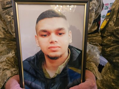 У Полтаві попрощалися з трьома воїнами: Русланом Андрішком, Олексієм Фоміним та Євгеном Горватом У Полтаві попрощалися з трьома воїнами: Русланом Андрішком, Олексієм Фоміним та Євгеном Горватом