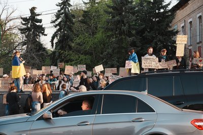 Учасники акції протесту у Харкові тримають плакати проти законопроєкту №15150