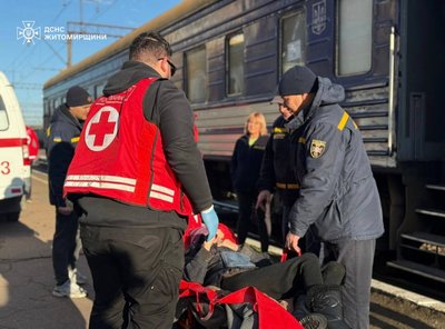 На Житомирщині прибув евакуаційний потяг із людьми похилого віку На Житомирщині прибув евакуаційний потяг із людьми похилого віку