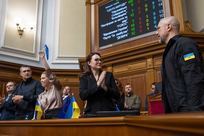 Віце-премʼєрка Юлія Свириденко (в центрі) аплодує Денису Шмигалю (праворуч) після того, як Верховна Рада прийняла його відставку з посади прем'єр-міністра України, Київ, 16 липня 2025 року Віце-премʼєрка Юлія Свириденко (в центрі) аплодує Денису Шмигалю (праворуч) після того, як Верховна Рада прийняла його відставку з посади прем'єр-міністра України, Київ, 16 липня 2025 року
