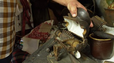 Готує каву на "Нафтусі" та збирає двохсотлітні хати: Мешканець Львівщини відкрив музей просто неба Готує каву на "Нафтусі" та збирає двохсотлітні хати: Мешканець Львівщини відкрив музей просто неба